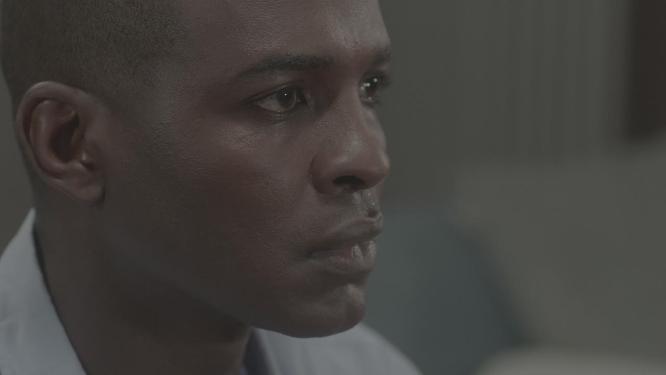 非州男人黑人吃东西熬夜喝啤酒吃零食看世界杯