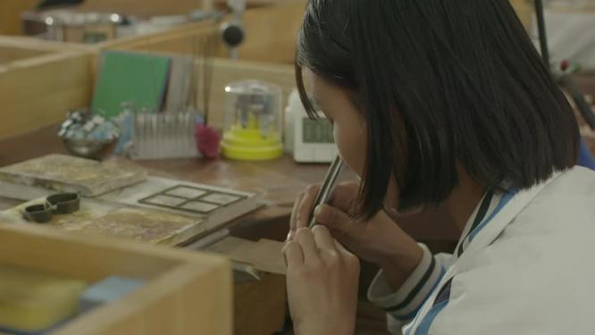 职业技术教育中专学生珠宝设计专业手饰加工