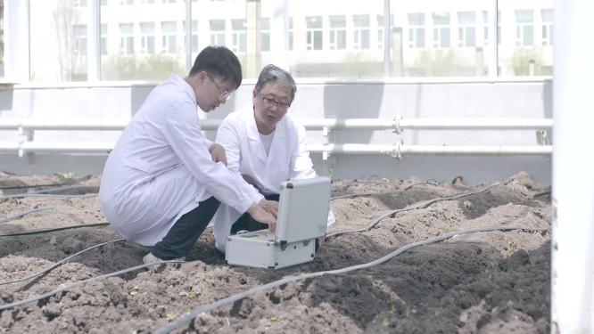 智慧乡村农业温室大棚里科学家行走数码检测