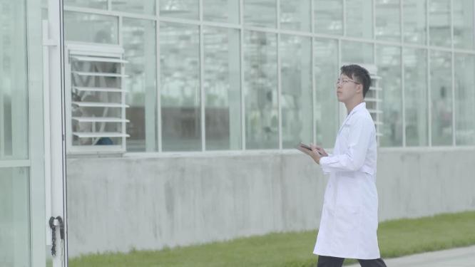 智慧乡村农业温室大棚里科学家行走数码检测