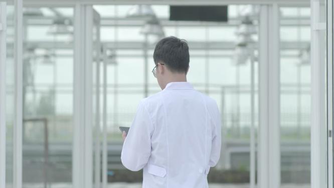 智慧乡村农业温室大棚里科学家行走数码检测