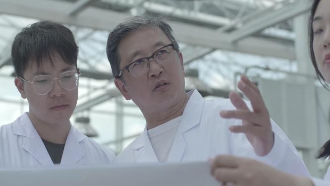 智慧乡村农业温室大棚里科学家行走数码检测