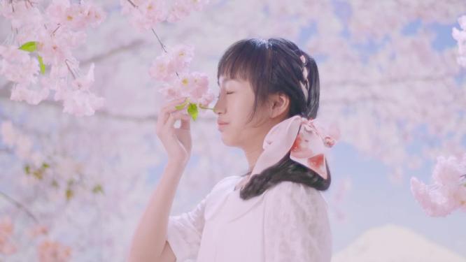 春天唯美浪漫写意富士山下小女孩捧樱花花瓣