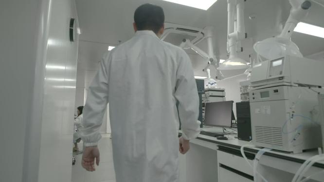 男子走进生物实验室背影研究医药科研检测