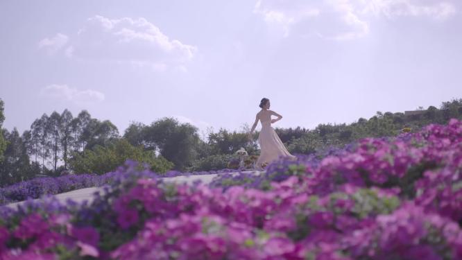 唯美美女在花海中跳舞春天鲜花盛开人比花娇