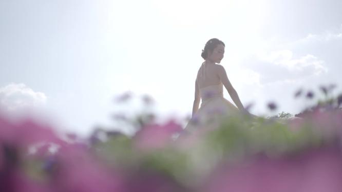 唯美美女在花海中跳舞春天鲜花盛开人比花娇
