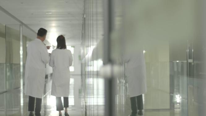 逆光前行医生逆行者科研实验人员交流背影