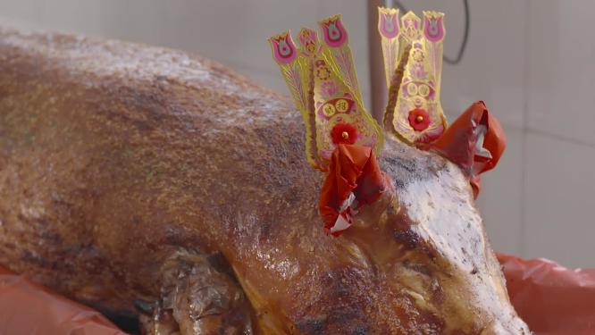 广东美食烤脆皮猪烧腊切烧猪祭祖大乳猪出炉