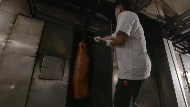 广东美食烤脆皮猪烧腊切烧猪祭祖大乳猪出炉