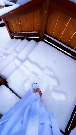 下楼看雪景竖屏镜头