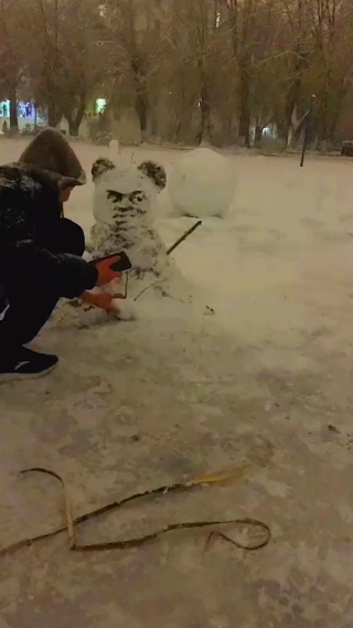 雪地里堆雪人竖屏镜头