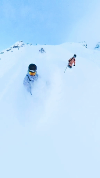 大雪中多人滑雪竖屏镜头