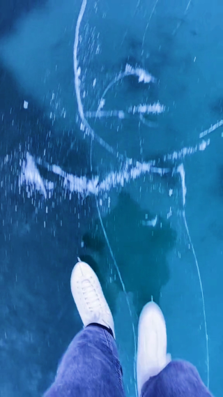 冰湖上滑行脚步竖屏镜头