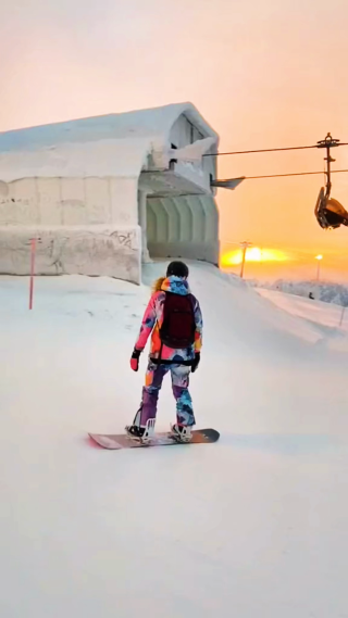 日落下一人滑雪竖屏镜头