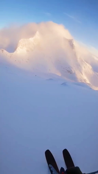 雪山顶双桨滑雪脚步竖屏镜头