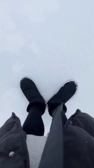 雪地里脚步竖屏镜头