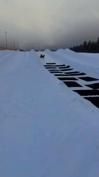 一人滑雪竖屏