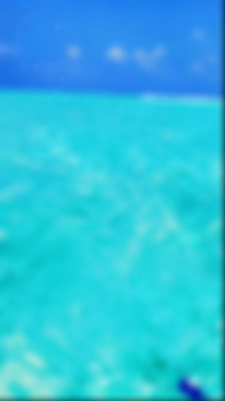 一瓶水缓缓倒出