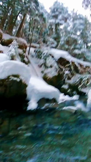 雪球丢入溪水