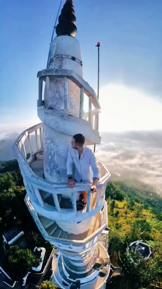 男子登高塔