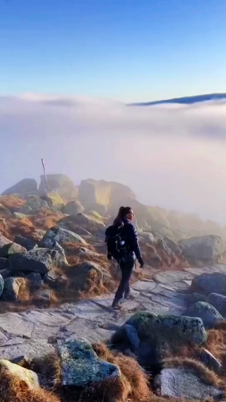  云雾缭绕的山