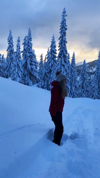 女孩雪地玩耍