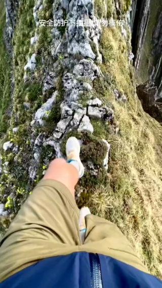 狭窄山脊观美景