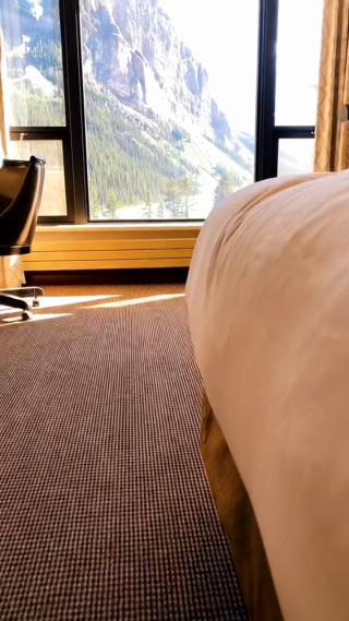 房间看向窗外美景