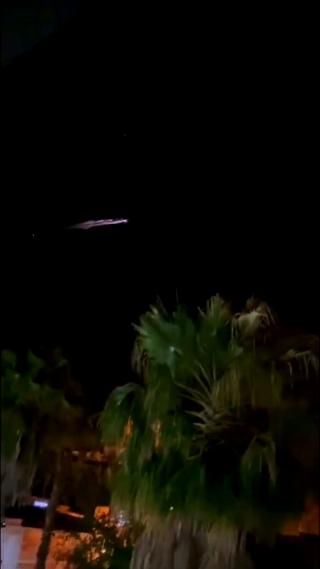 划过夜空