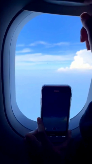飞机上拍摄云海竖屏镜头