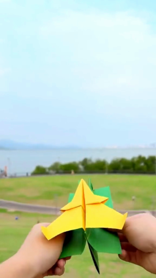 纸飞机飞翔