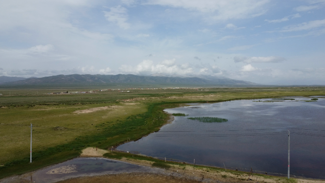 青海湖东侧315国道风景