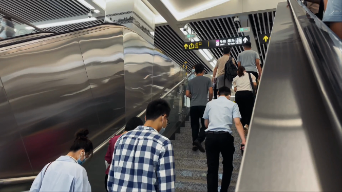 地铁站里上班的人群 