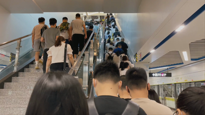 地铁站里匆匆上班的人群 