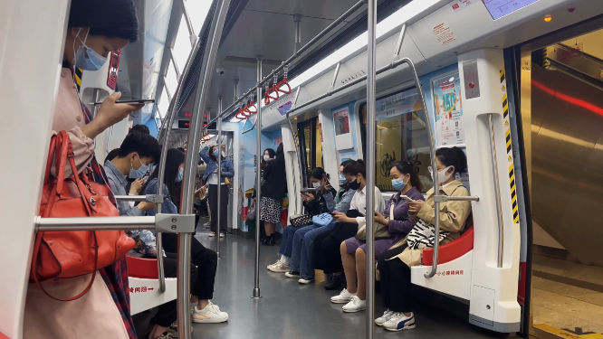 乘坐地铁的人们