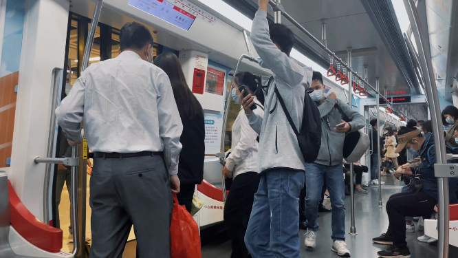 地铁站里乘坐地铁的人们