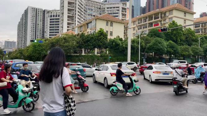 十字路口的行人和车辆
