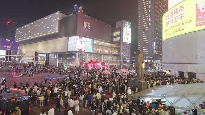 长沙市中心商圈夜晚的人群