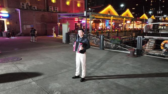 航拍街头手风琴表演