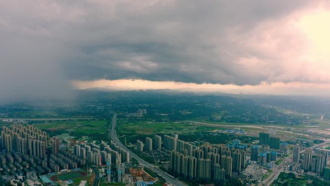 暴雨从城市上空经过航拍
