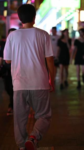 城市夜晚穿梭的行人 竖屏