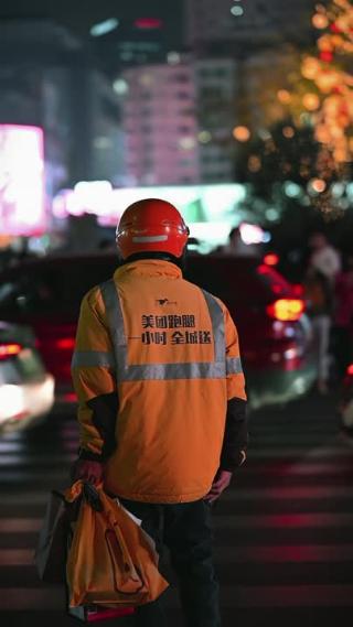 夜晚街头配送订单的外卖骑手 竖屏