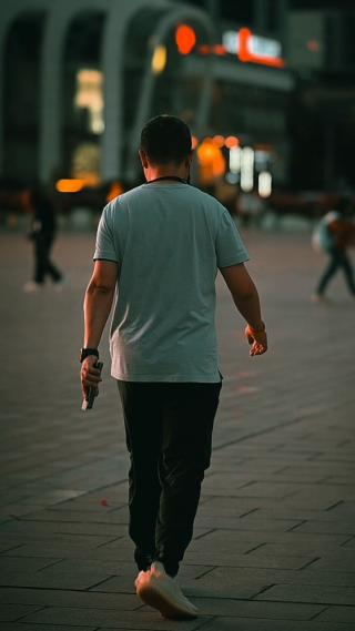 城市傍晚走在街头的男性 竖屏