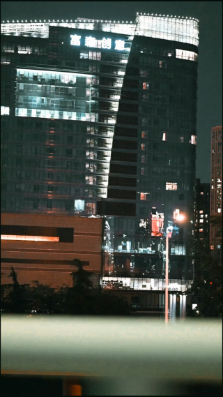 城市夜晚的路旁灯光 竖屏