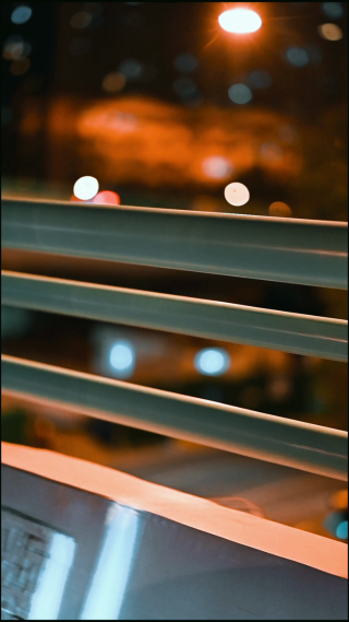 城市夜晚灯光闪烁的路旁 竖屏
