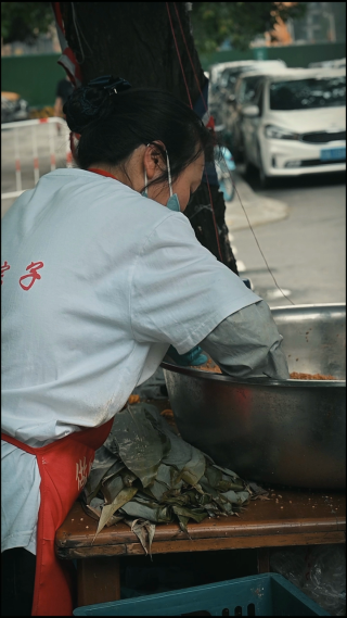女老板包粽子 竖屏