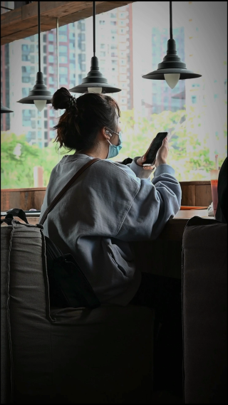 图书馆里的女子 竖屏