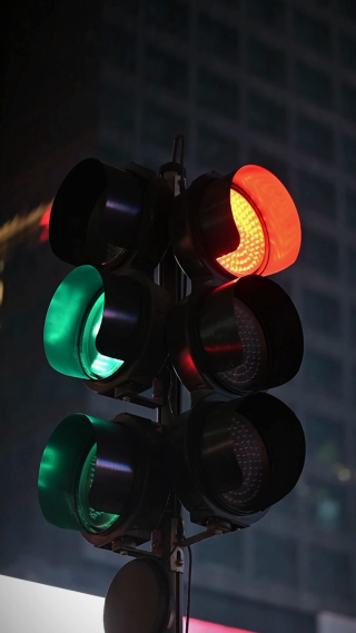 红绿灯下的十字路口 竖屏