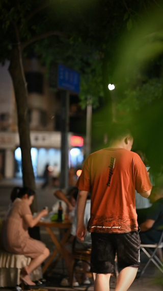 夏天街边的街房邻居竖屏