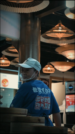小吃店里的大厨竖屏
